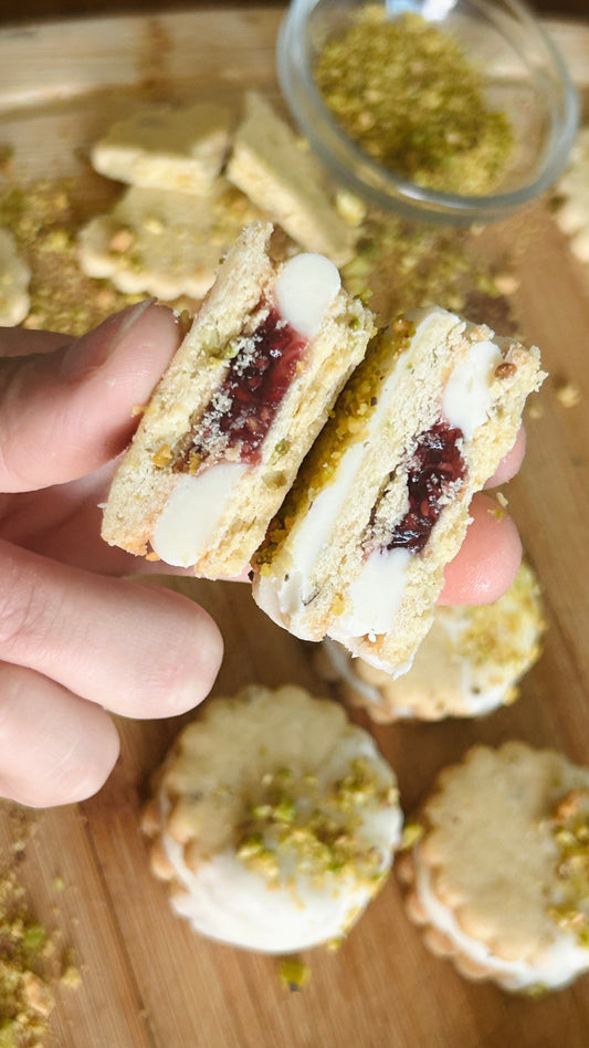 Alfajores de pistacho, frambruesa y chocolate blanco