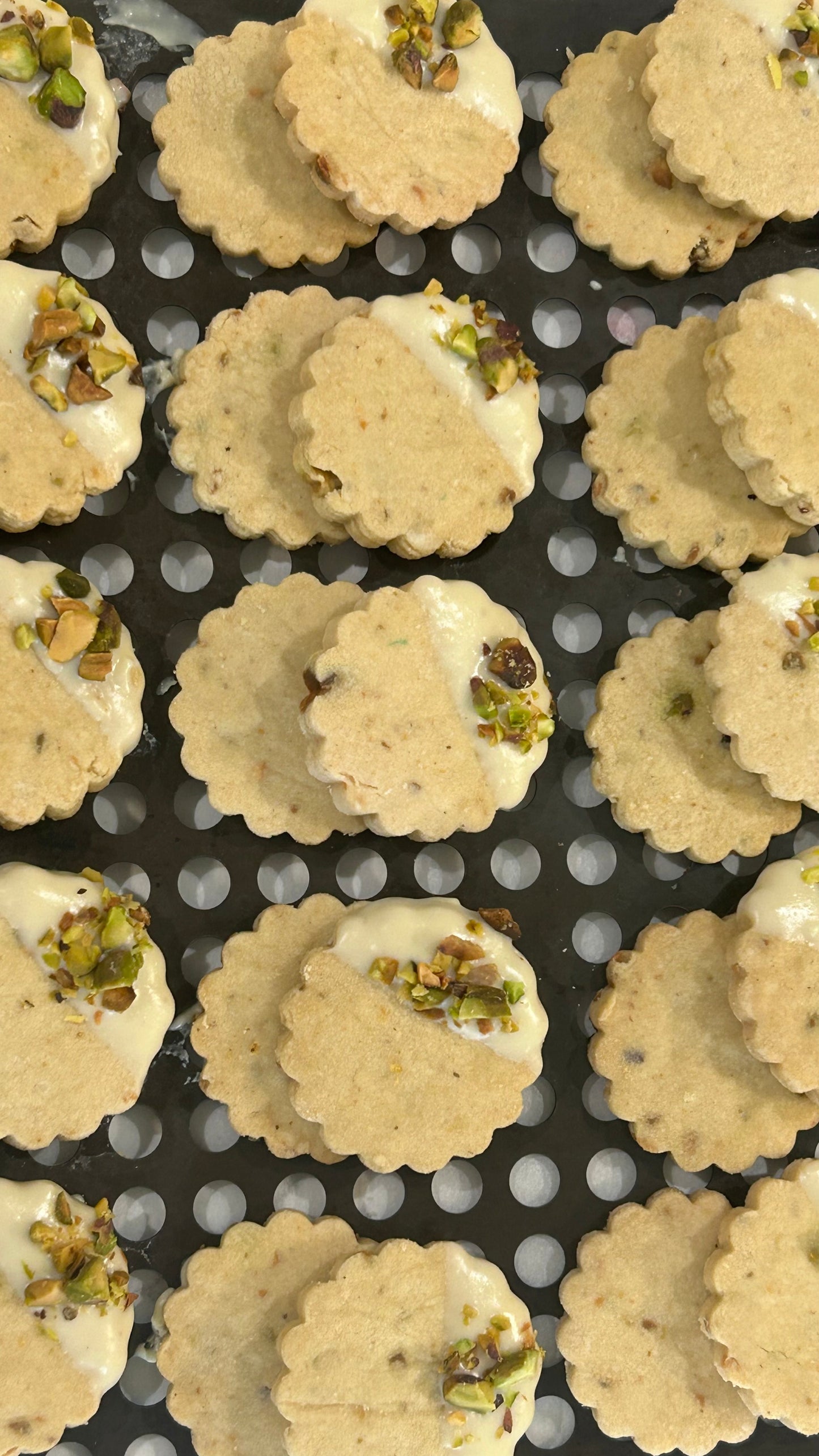 Pistachio alfajores