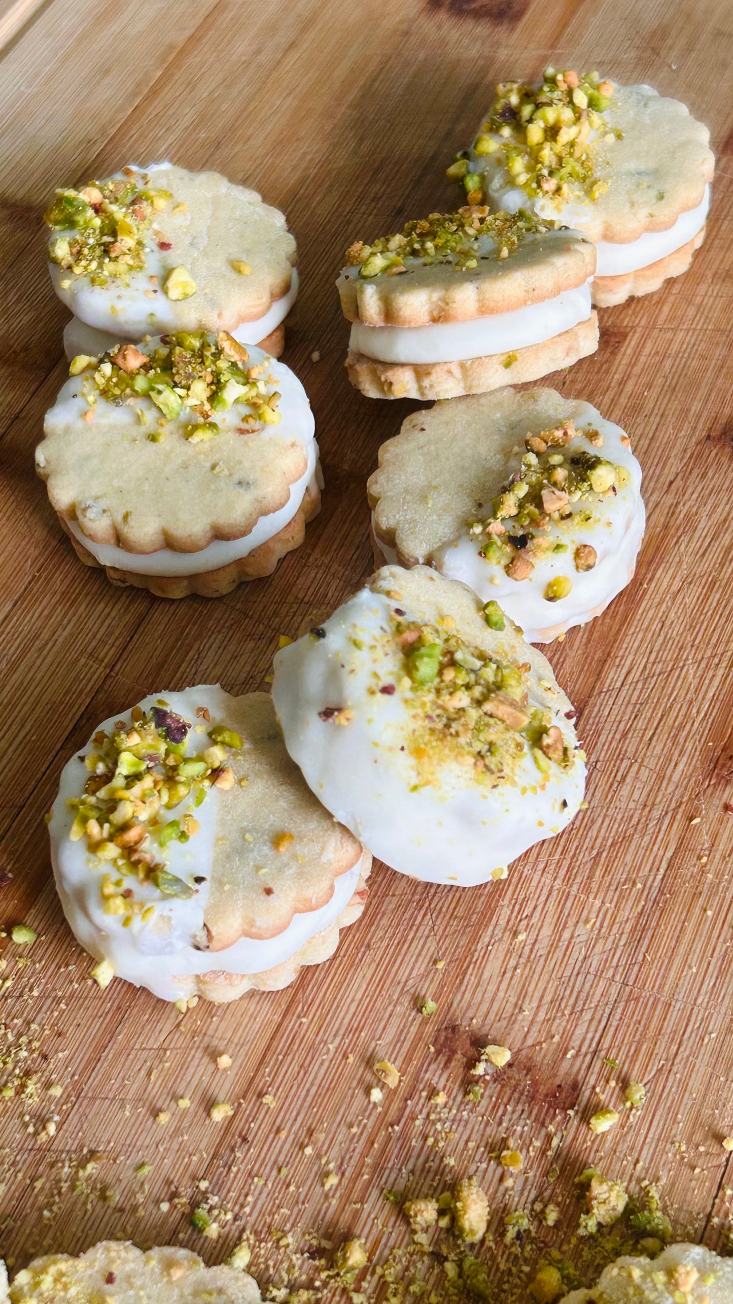 Alfajores de pistacho, frambruesa y chocolate blanco