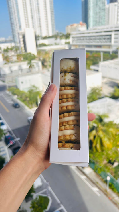 Alfajores de pistacho, frambruesa y chocolate blanco