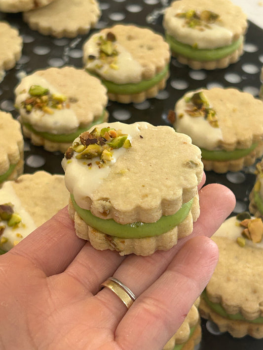 Pistachio alfajores
